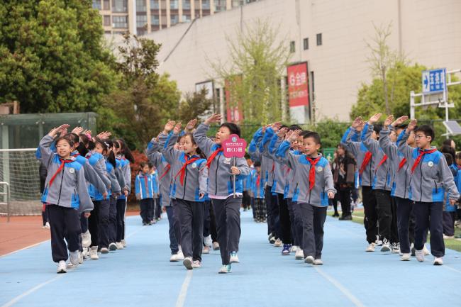 青春跃动绿茵 路队绽放风采——南京市青秀城小学第五届“校长杯”校园足球班级联赛开幕式暨“美丽路队”比赛_html_m29316912.jpg