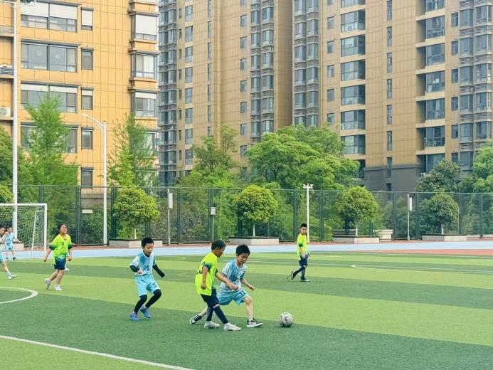 【大爱青秀】拼搏不止，逐梦未来！—南京市青秀城小学第五届“校长杯”足球班级联赛闭幕式暨颁奖仪式圆满举行(1)_html_m2adee57b.jpg