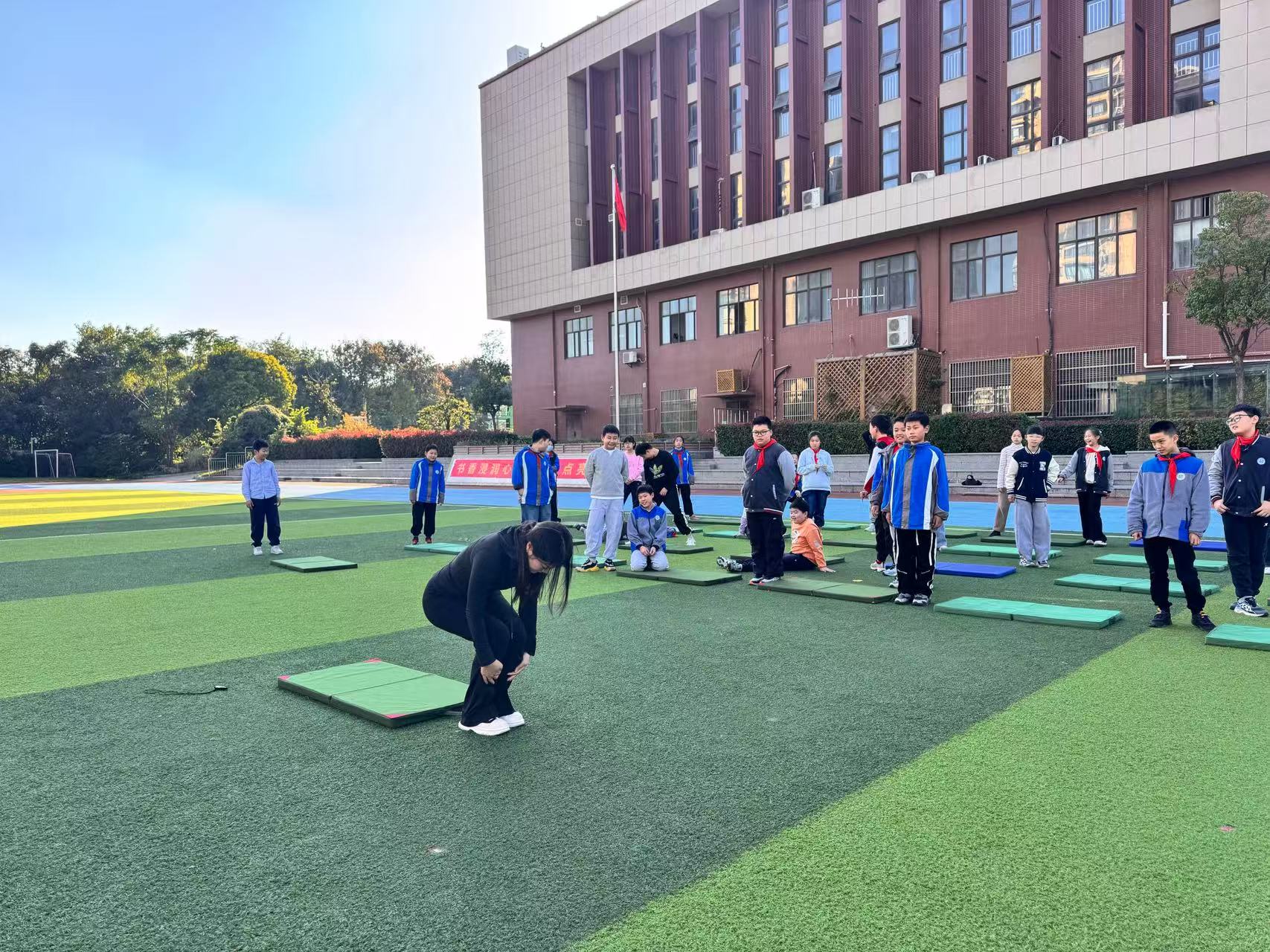 【大爱青秀·教学】解锁前滚翻技能 赋能健康新成长_html_m32aca55d.jpg