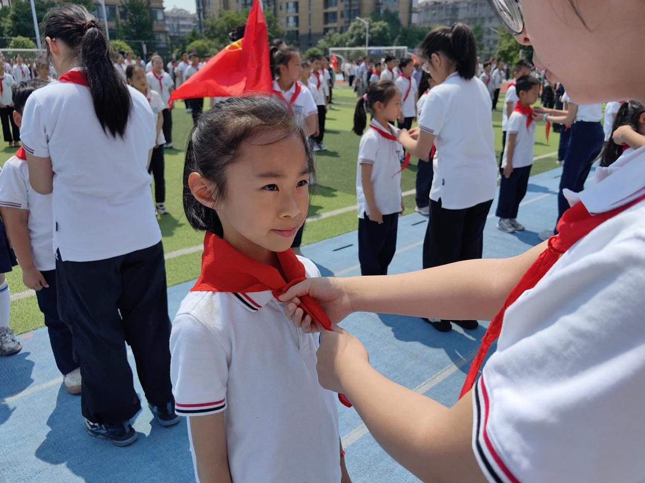 2025.5.26-黄若萱-【大爱青秀&middot;记忆德育】一年级首批少先队员入队仪式_html_762a620d.jpg