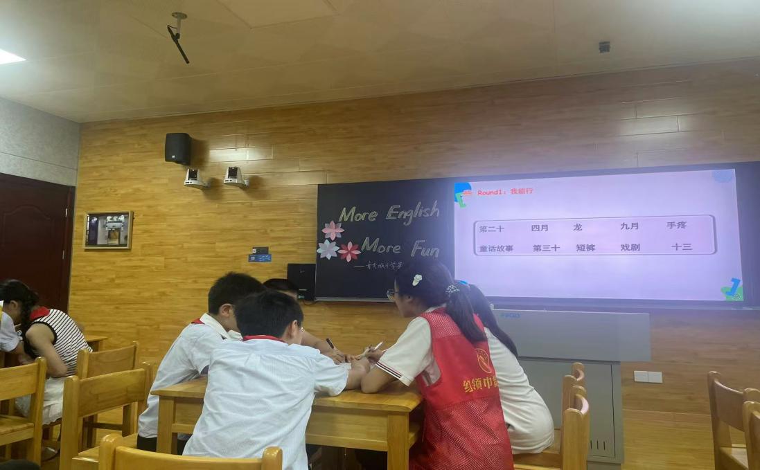 以赛促学展风采 词海争锋砺成长(1)_html_m37dbf8fe.jpg