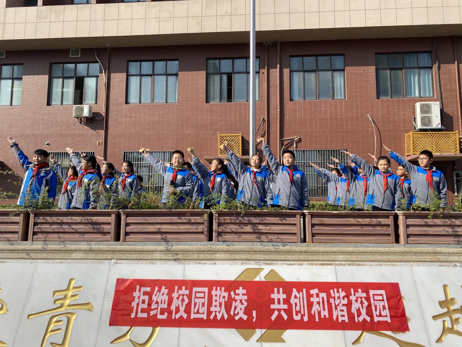 肖楠楠--11.20五1第十二周升旗仪式_html_441556b.jpg