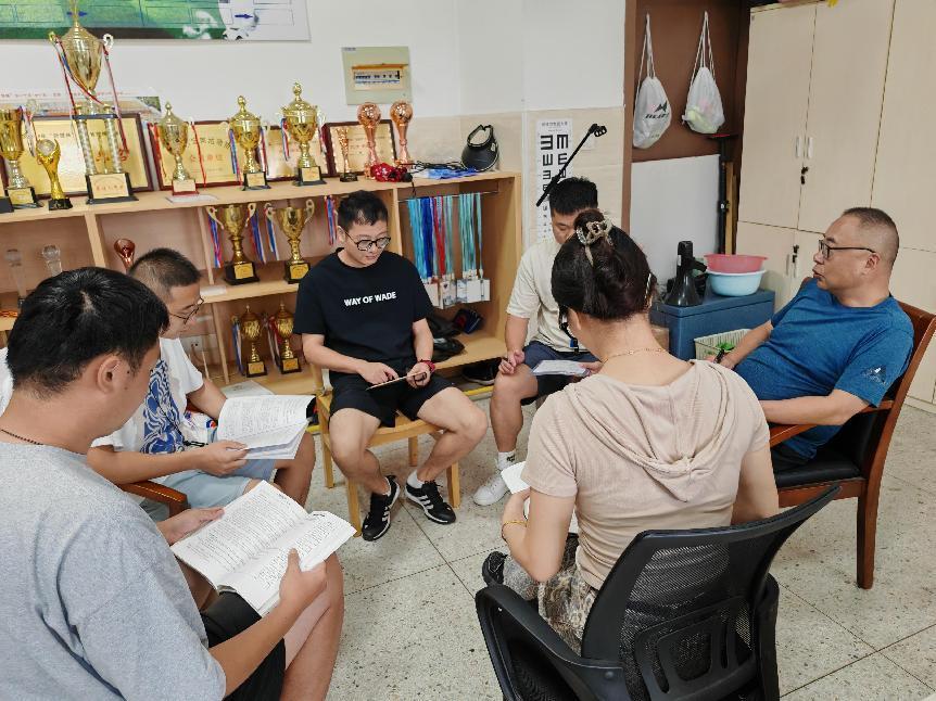 汇聚智慧，共同成长——青秀城小学综合组集体备课活动_html_m195fe134.jpg