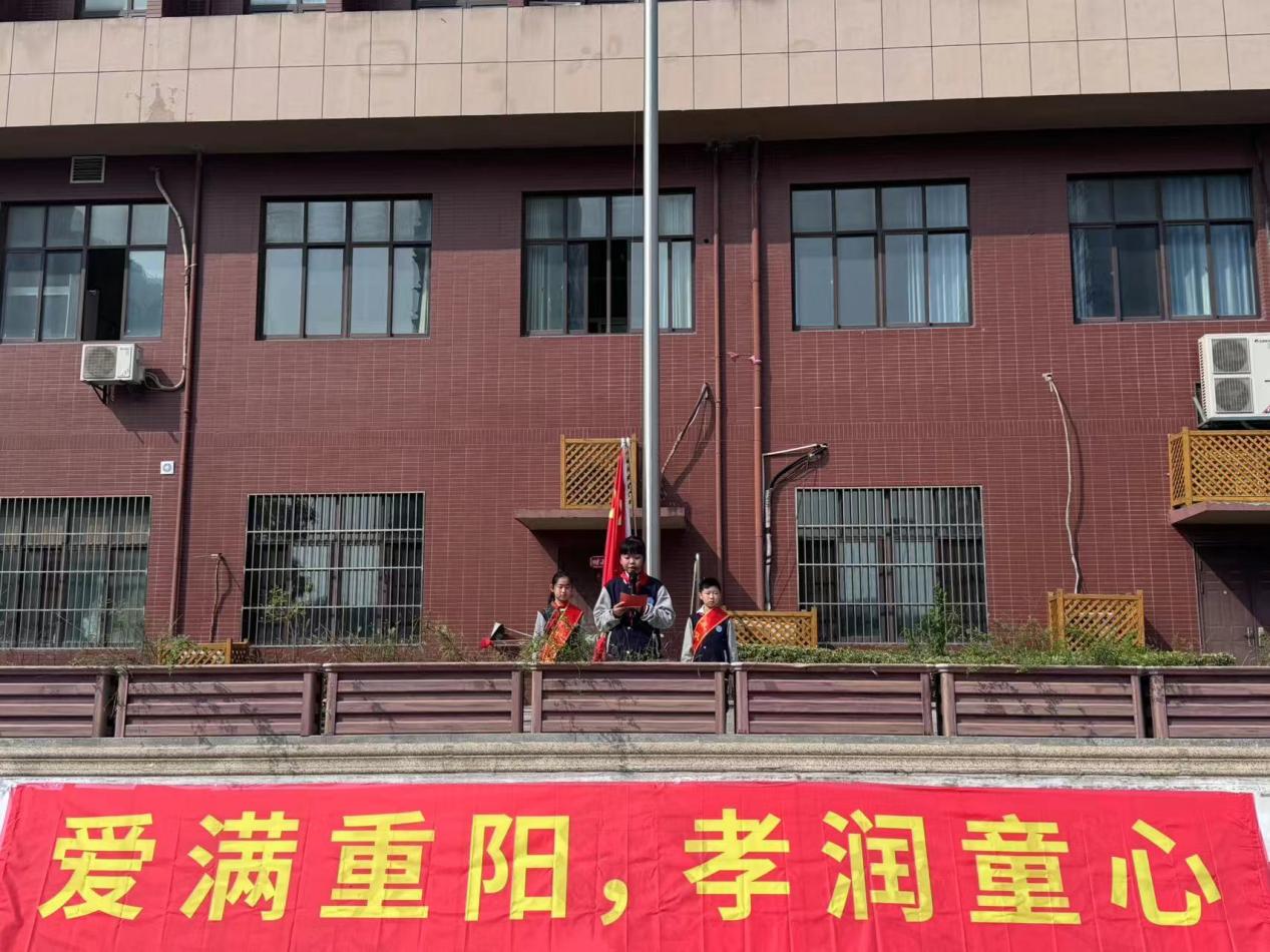 【大爱青秀·少先队】爱满重阳，孝润童心