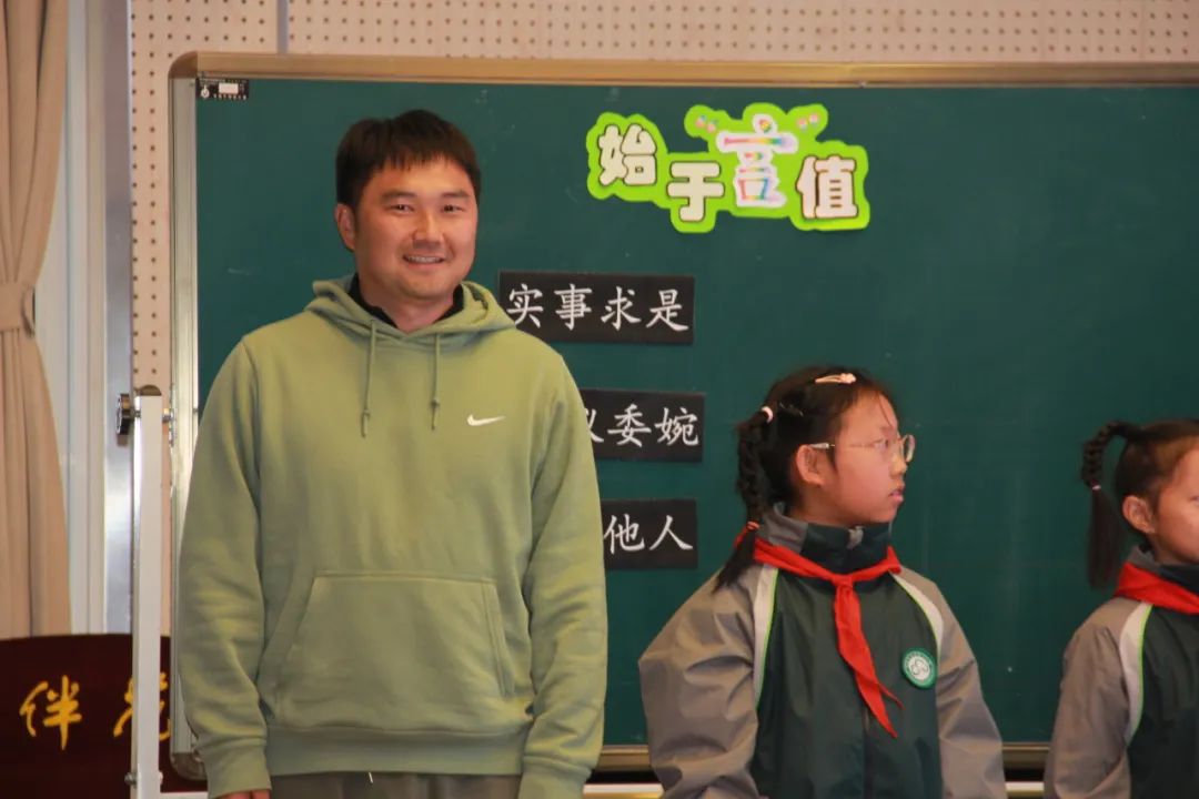 2024.12.5【大爱青秀&middot;德育】名师工作室︳聚焦导师胜任力 助推同伴润心行——栖霞区周宏亮德育名师工作室送教花港一小活动_html_264374c2.jpg