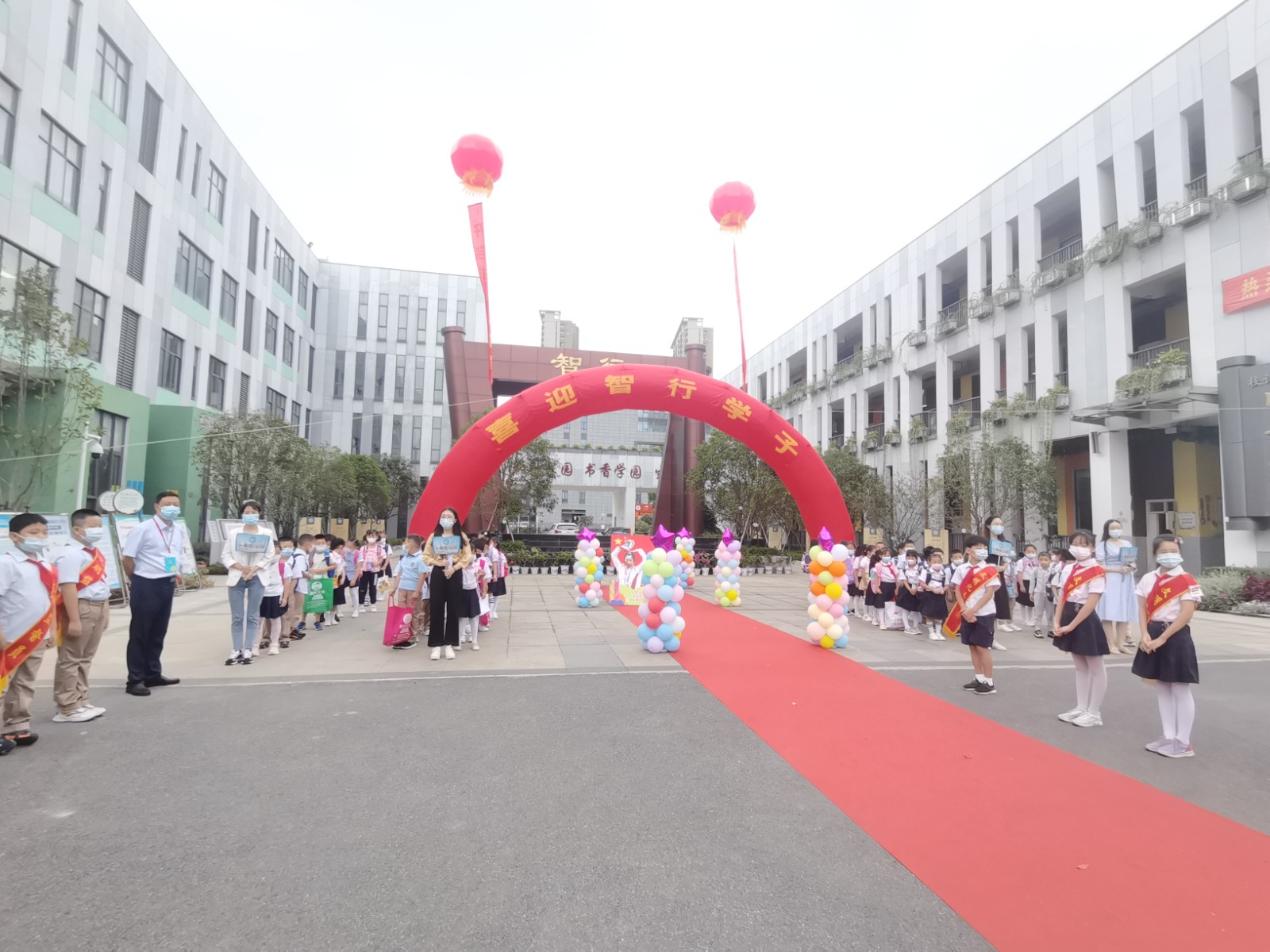 1校门口.jpg