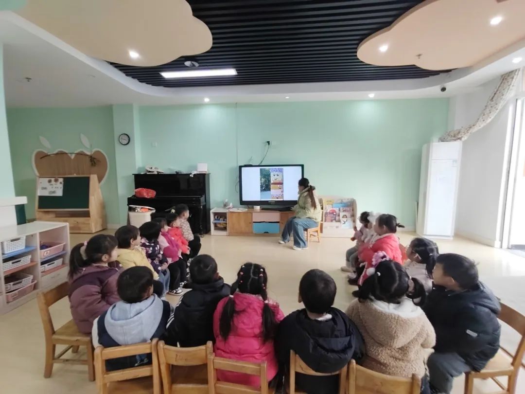 【乐活龙幼 乐享童年】护一颗小树 暖一个冬天 ——龙潭幼儿园靖安分园小班组社区活动