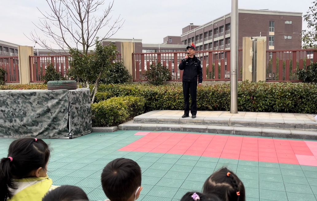 【乐活龙幼.安全第一】安全第一，记在我心—— 记龙潭幼儿园龙岸二园法治副校长进校园活动