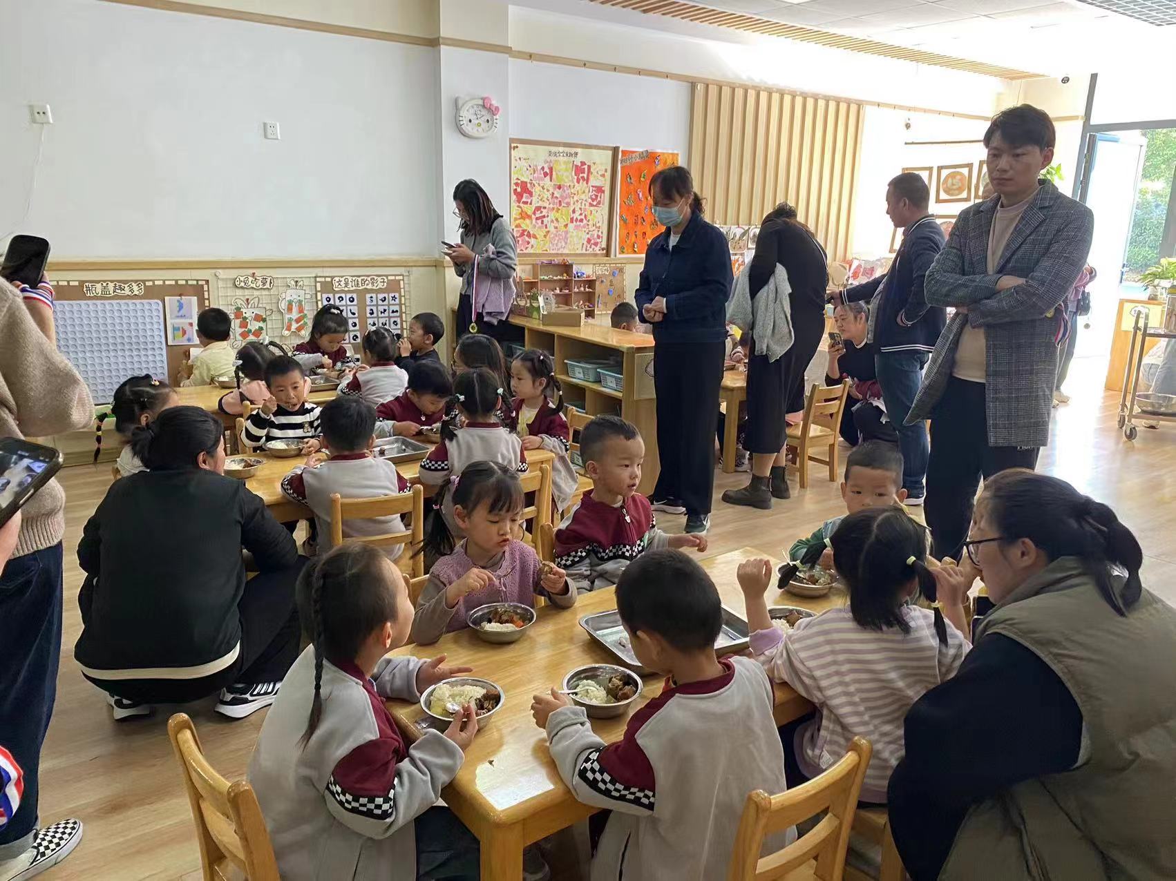 【乐活龙幼】共“童”携手 “育”见未来 ——龙潭幼儿园龙岸分园小班年级组家长开放日暨亲子运动会活动