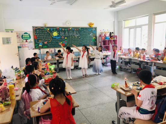 在六月的阳光下快乐起航——记南湾营小学庆六一活动_html_d1969c9.jpg