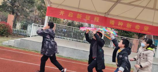 20210312“减压放松，快乐学习”毕业班减压心理活动（周悦写）_html_m232632ce.jpg