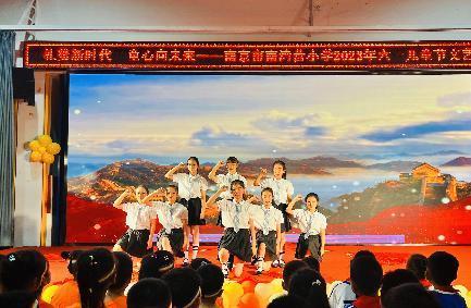 礼赞新时代 童心向未来定_html_9f6d159.jpg