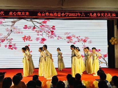 礼赞新时代 童心向未来定_html_46b4d8e4.jpg