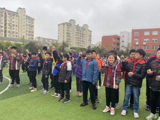 20210402魔幻大课间报道_html_31dd370.jpg