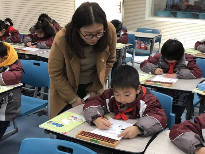 【童心教师】谢子琪——知识种子的传播者_html_m1140dd64.png