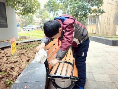 20250305小小雷锋在行动，清洁家园暖人心（周悦写）_html_m3453b814.jpg