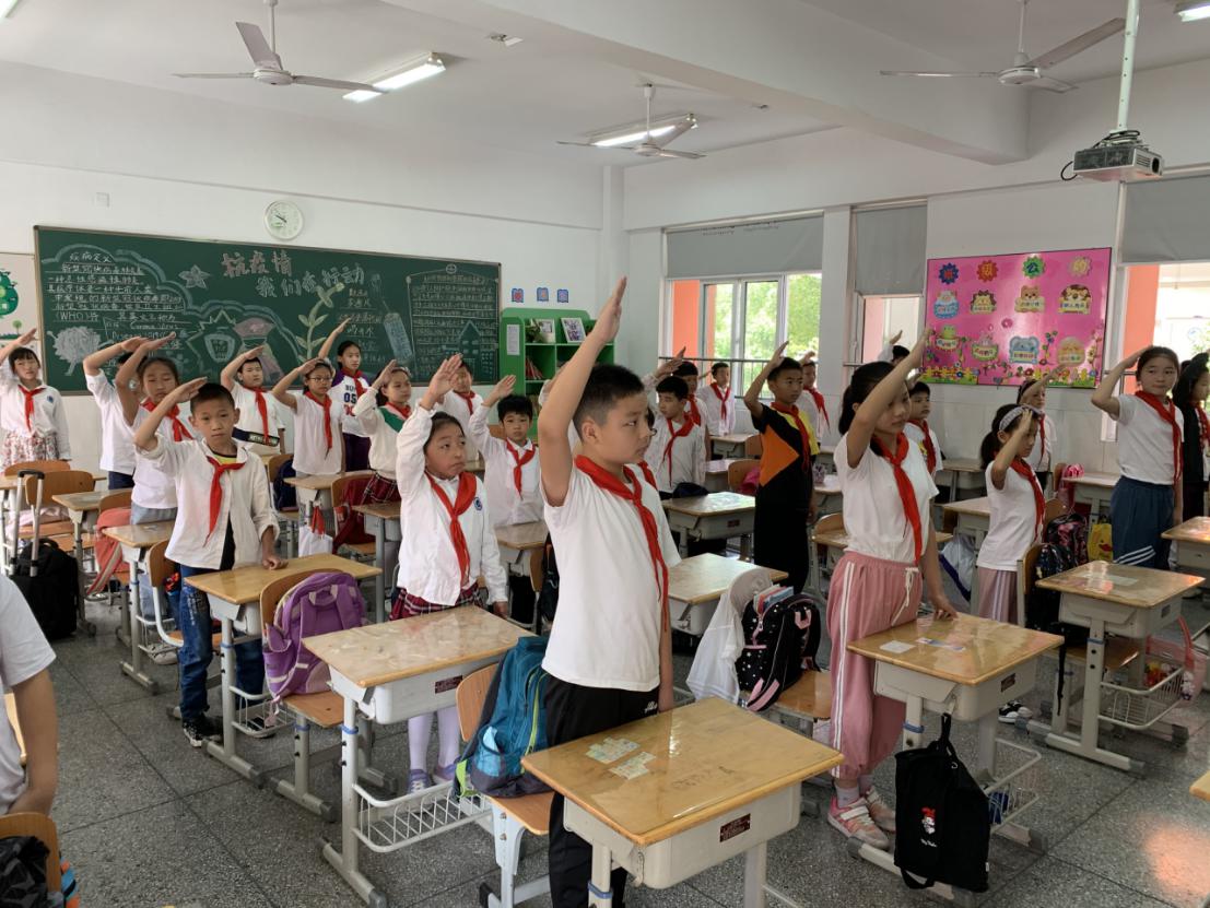 南湾营小学2019-1020第2学期第8周升旗仪式_html_m76c76b9e.jpg