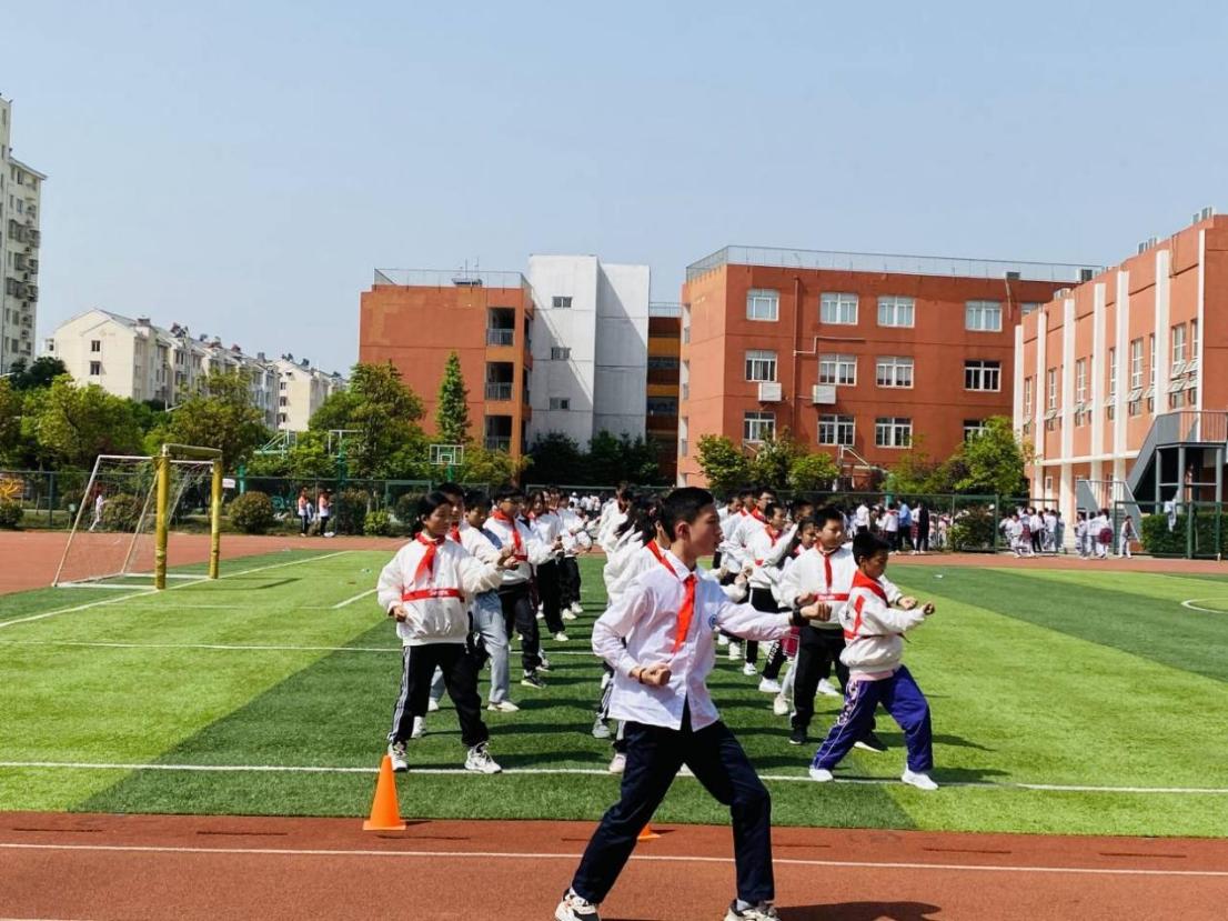 悦动童心，乐享童年2021南湾营小学春季运动会新闻稿_html_m21fdc7bc.jpg