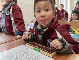 20250320一年级班级珠心算比赛报道（李嘉靓写）_html_4bd5352f.jpg