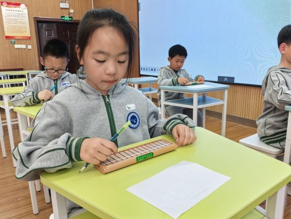 20250326一年级个人珠心算比赛报道（孙素芸写）_html_32b2e094.jpg