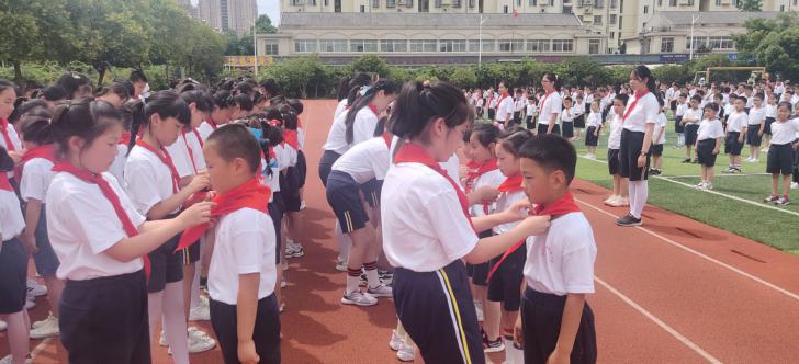 童心向党 队旗伴我成长报道_html_727c97d9.jpg