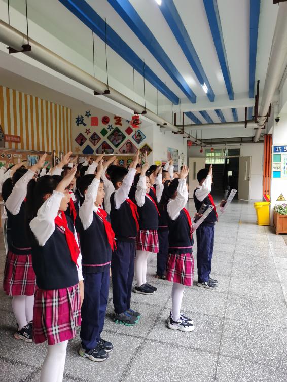 劳动最光荣，劳动我最美——南湾营小学“劳动节”主题升旗仪式_html_5365f078.jpg