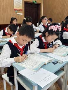 20250429张青童学课堂新闻报道_html_7aa1478c.jpg