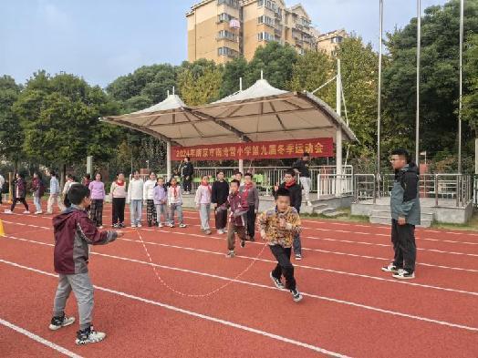 2024.11.22冬季运动会新闻稿_html_5df3f1b9.jpg