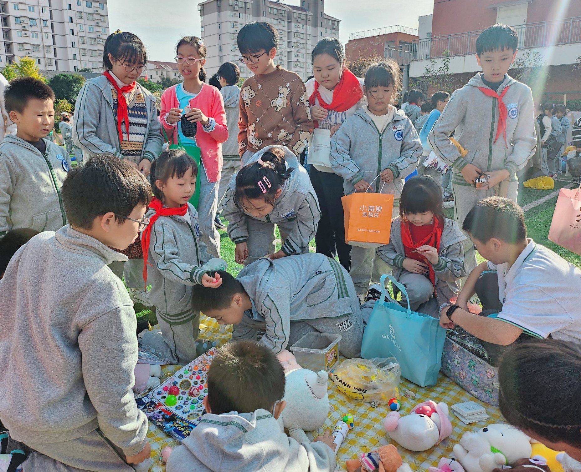 20241108爱心义卖通讯稿_html_m7a583bbd.jpg
