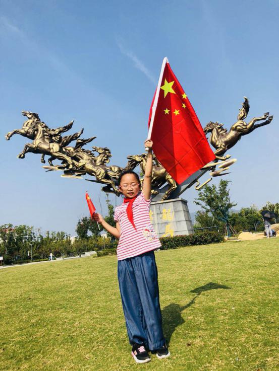 我和国旗合个影新闻稿_html_m4e31704e.jpg