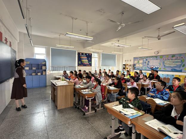 20231031六年级数学组循环听课活动报道_html_2c6662df.jpg