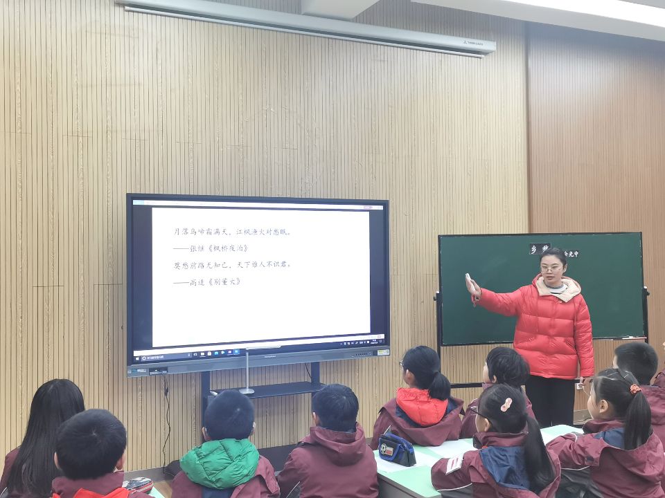 弘扬爱国情 共效爱国志--新闻稿_html_8950166.jpg
