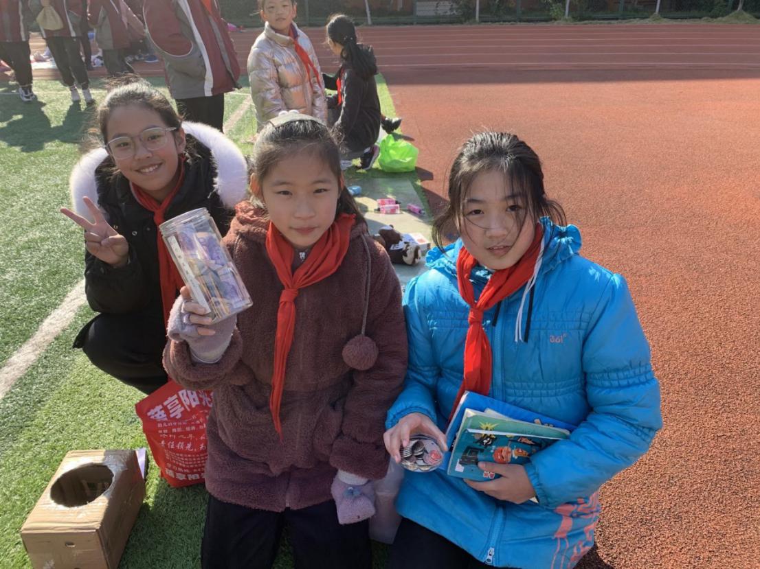 爱心义卖 传递温情_html_35ad2753.jpg