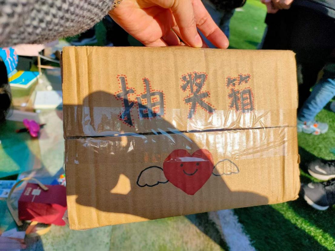 爱心义卖 传递温情_html_27eea184.jpg