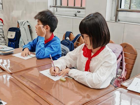 多感官探秘书包 解锁观察密码——南湾营小学“童学课堂”系列研究课第525期报道_html_m6792024a.jpg