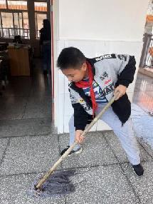 20230310班会大扫除报道_html_e8f7d80.jpg