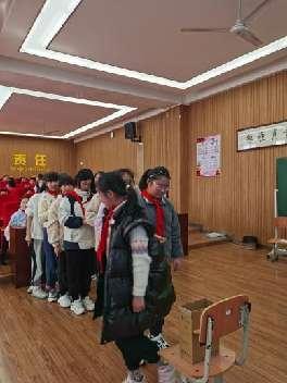 品读经典 演绎精彩——记南湾营小学五（2）班课本剧表演比赛_html_386fed78.jpg
