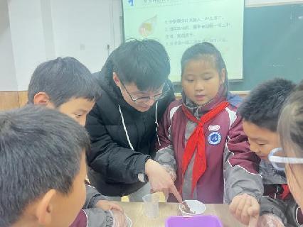 20231122王凡童学课堂新闻稿_html_m20bde2cc.jpg