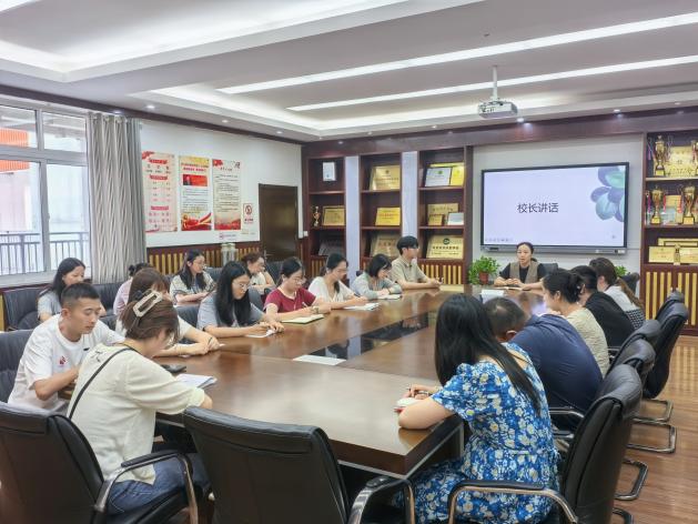 20250912骨干教师培养班报道_html_40f76f9.jpg