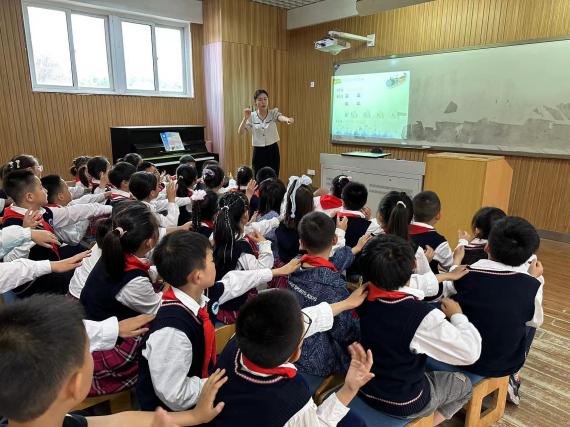 20230517黄蓉童学课堂报道_html_m3a381a81.jpg
