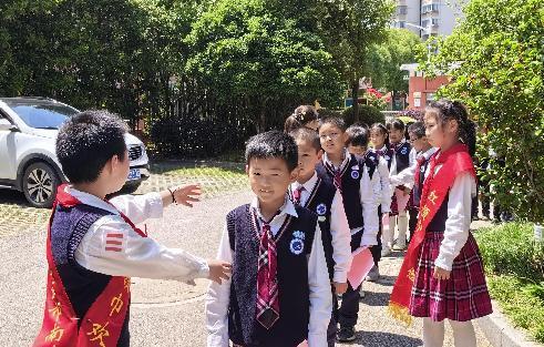 红领巾入队_html_5de31585.jpg