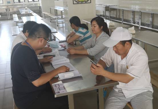 校总务处、安全办对学校食堂进行突击检查