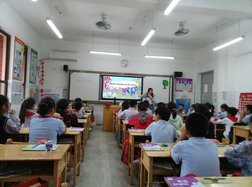 第二届“弘毅杯”新教师课堂教学竞赛之英语学科_html_1e1eebb2.jpg
