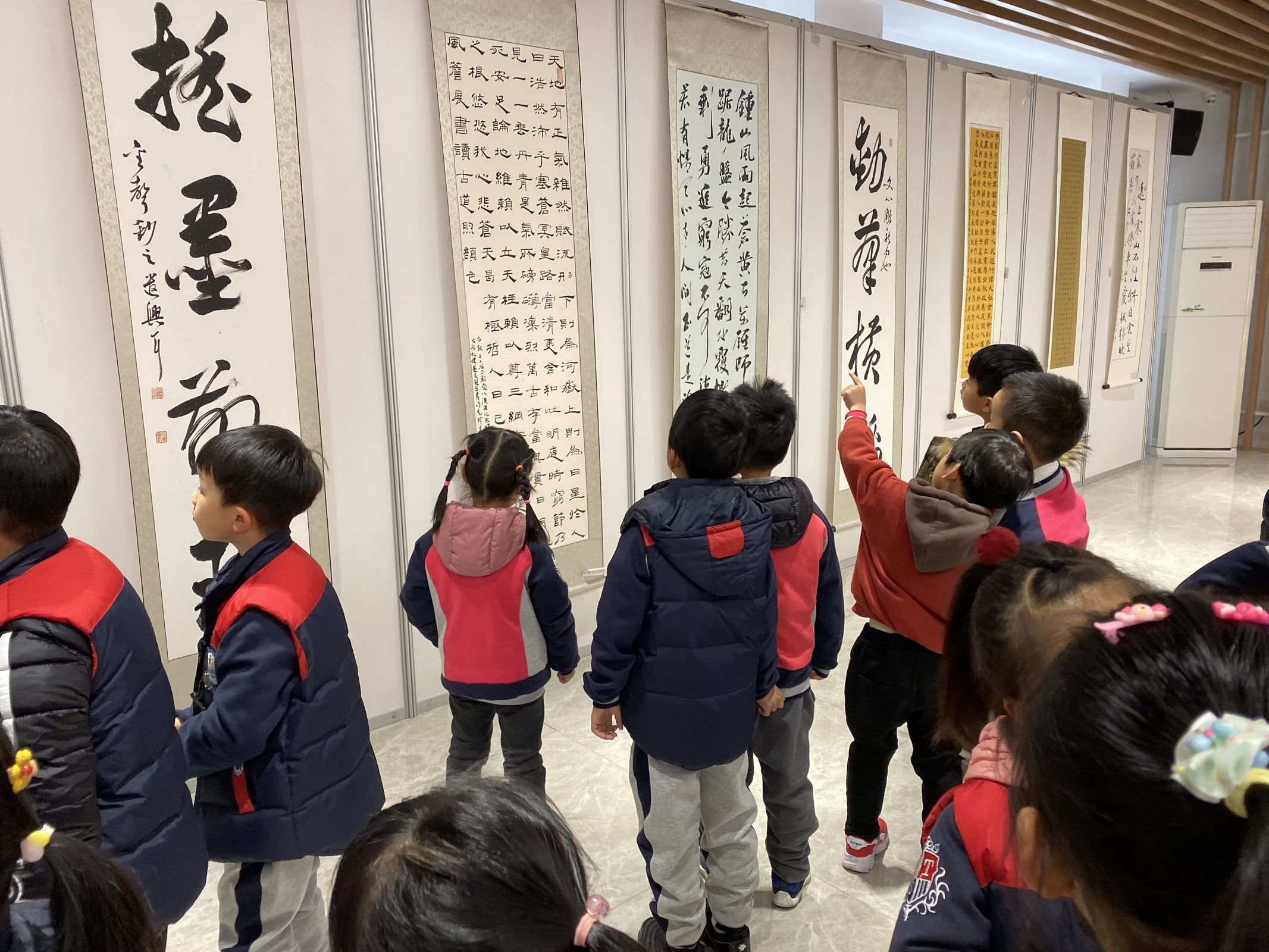 2019.12.9参观书法展新闻稿_html_30fc00fc.jpg