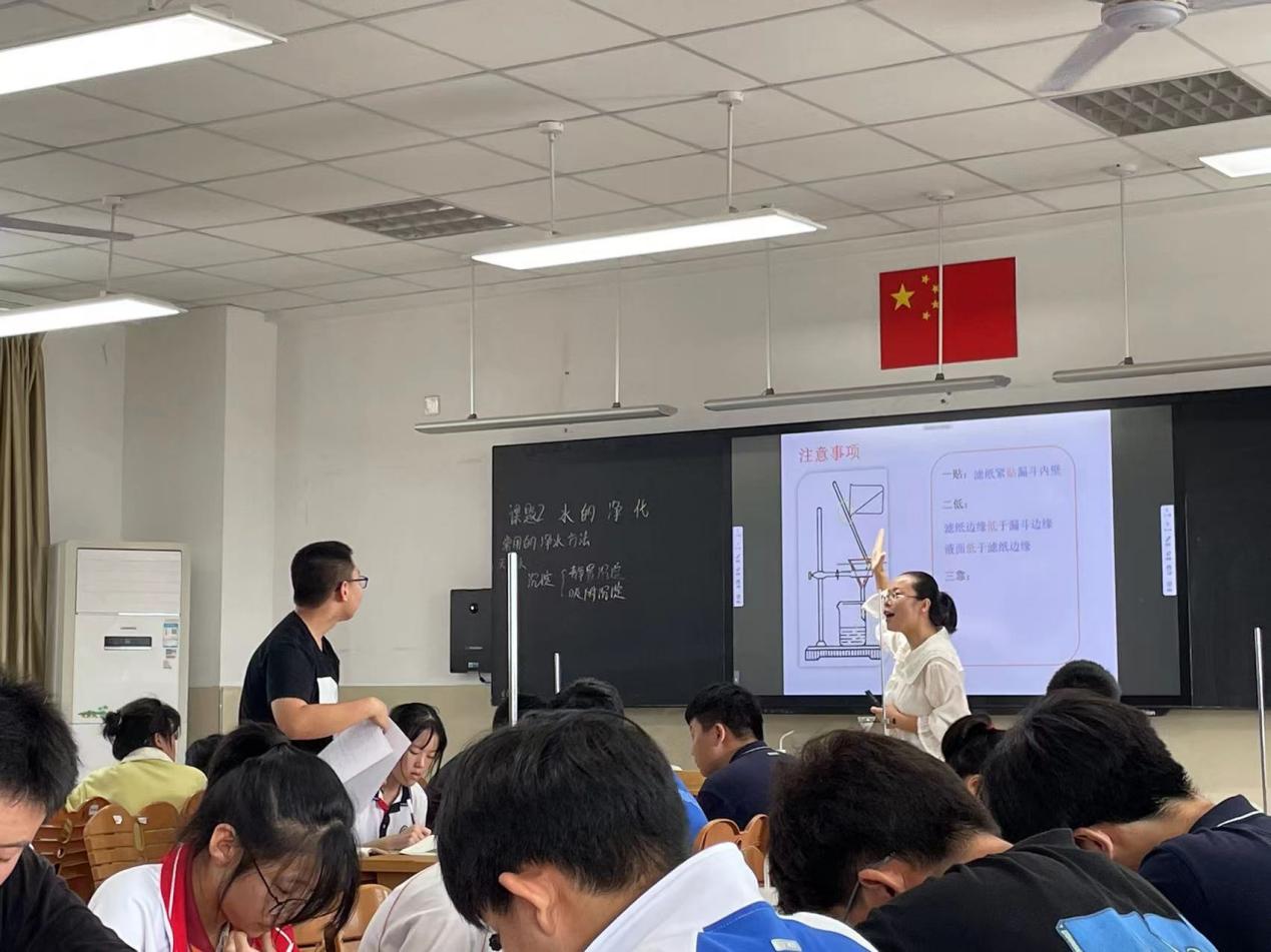 化学教研新闻稿（改后）_html_6f5b67ca.jpg