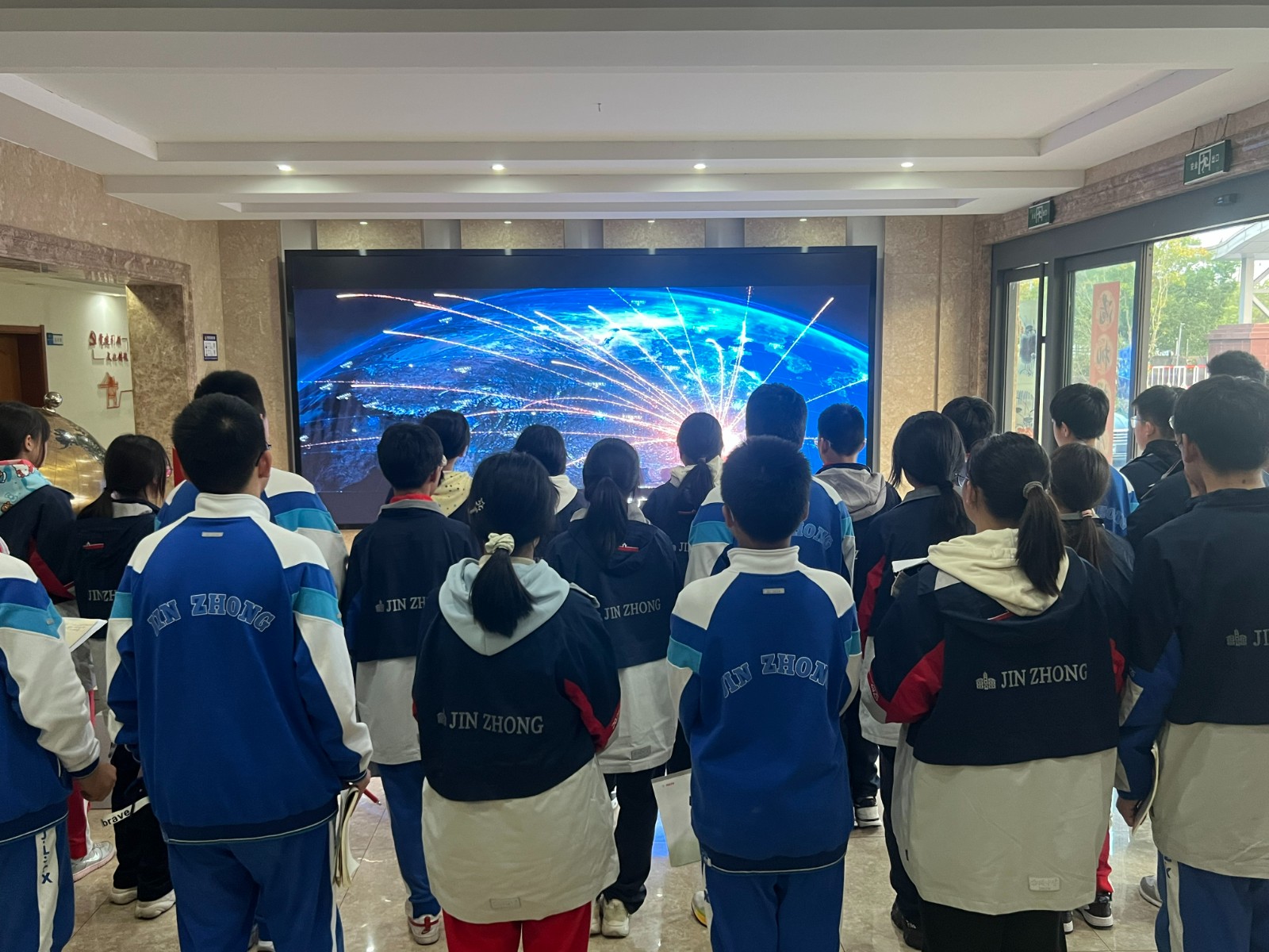 【臻美金龙·了解我们的家乡】感悟工业力量，走近家乡制造 ——金中仙林（龙潭校区）走进港机重工制造有限公司