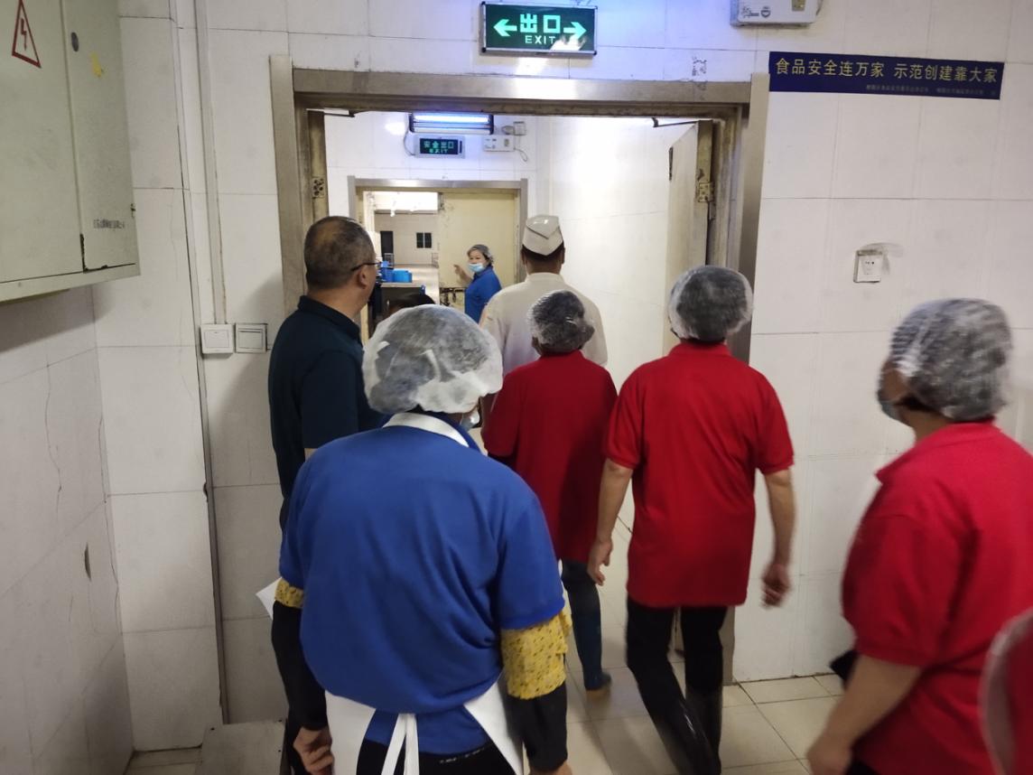 南京一中马群分校食堂开展燃气泄漏安全演练活动新_html_m5934ccde.jpg