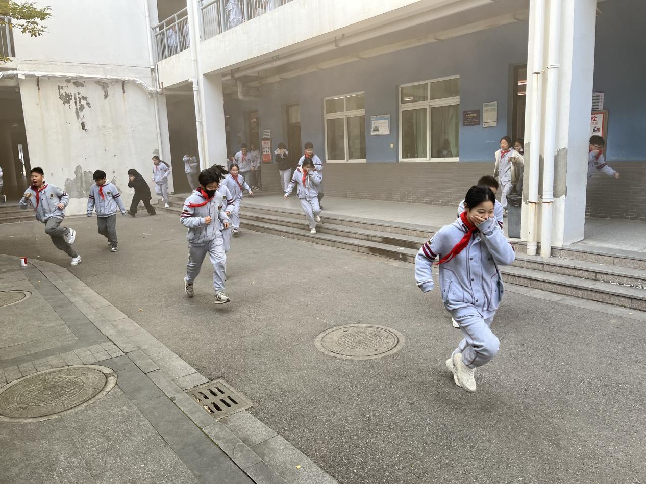 安全第一消防演练_html_m4628678f.jpg