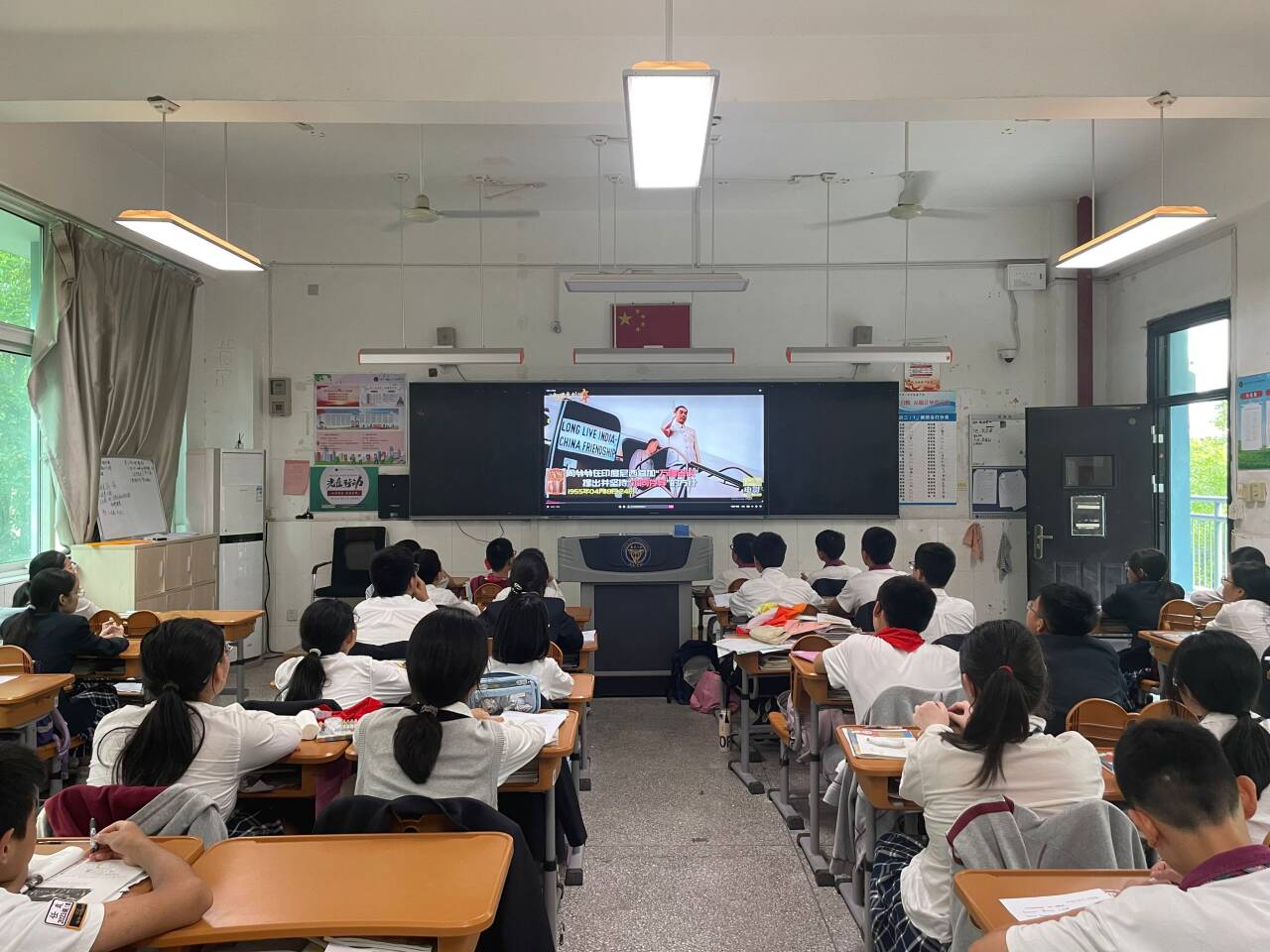 一中思益国庆主题活动新闻稿_html_m5302b082.jpg