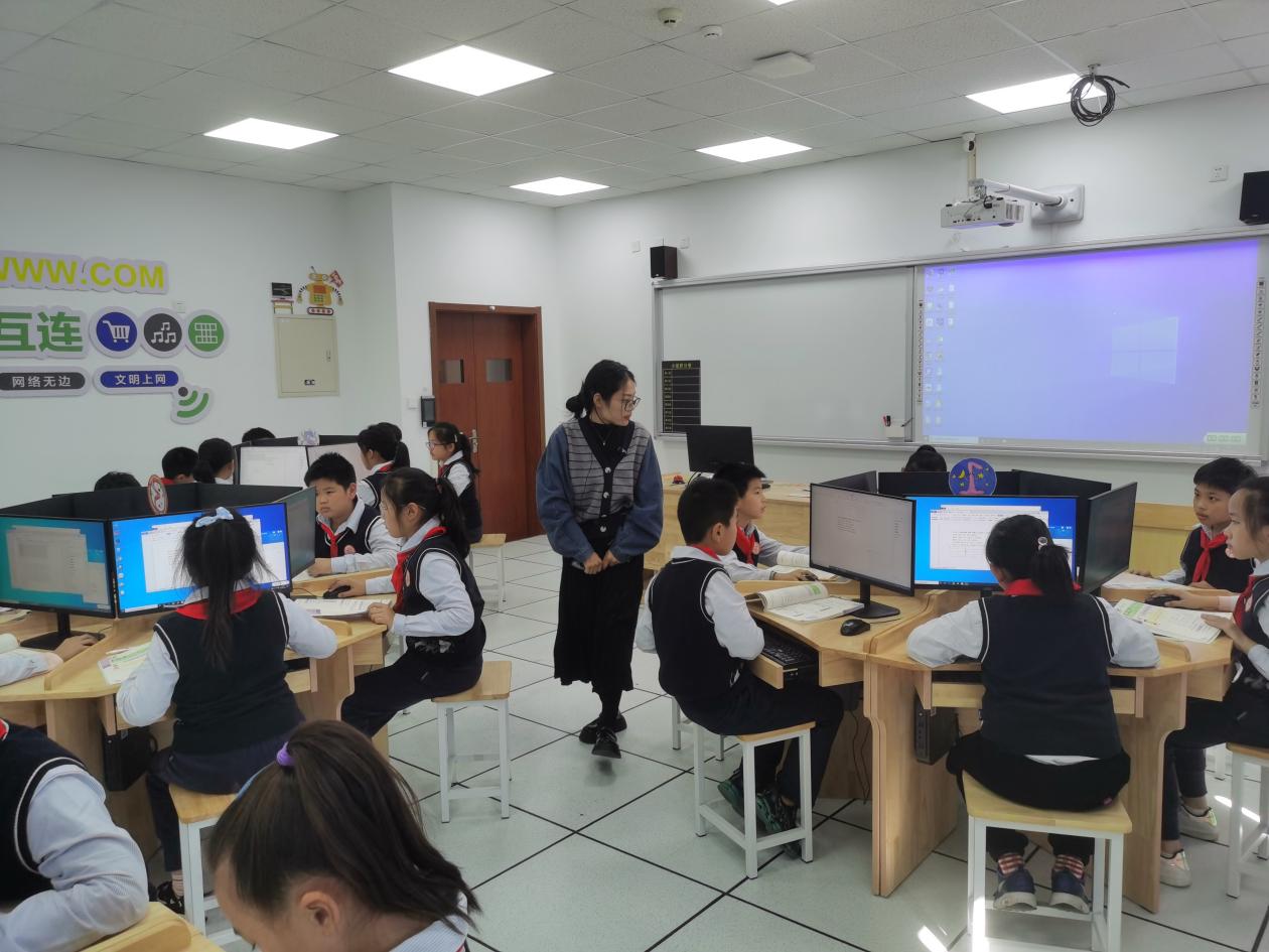 聚焦体验式学习，发展计算思维（教务处一审）_html_219cfcc.jpg